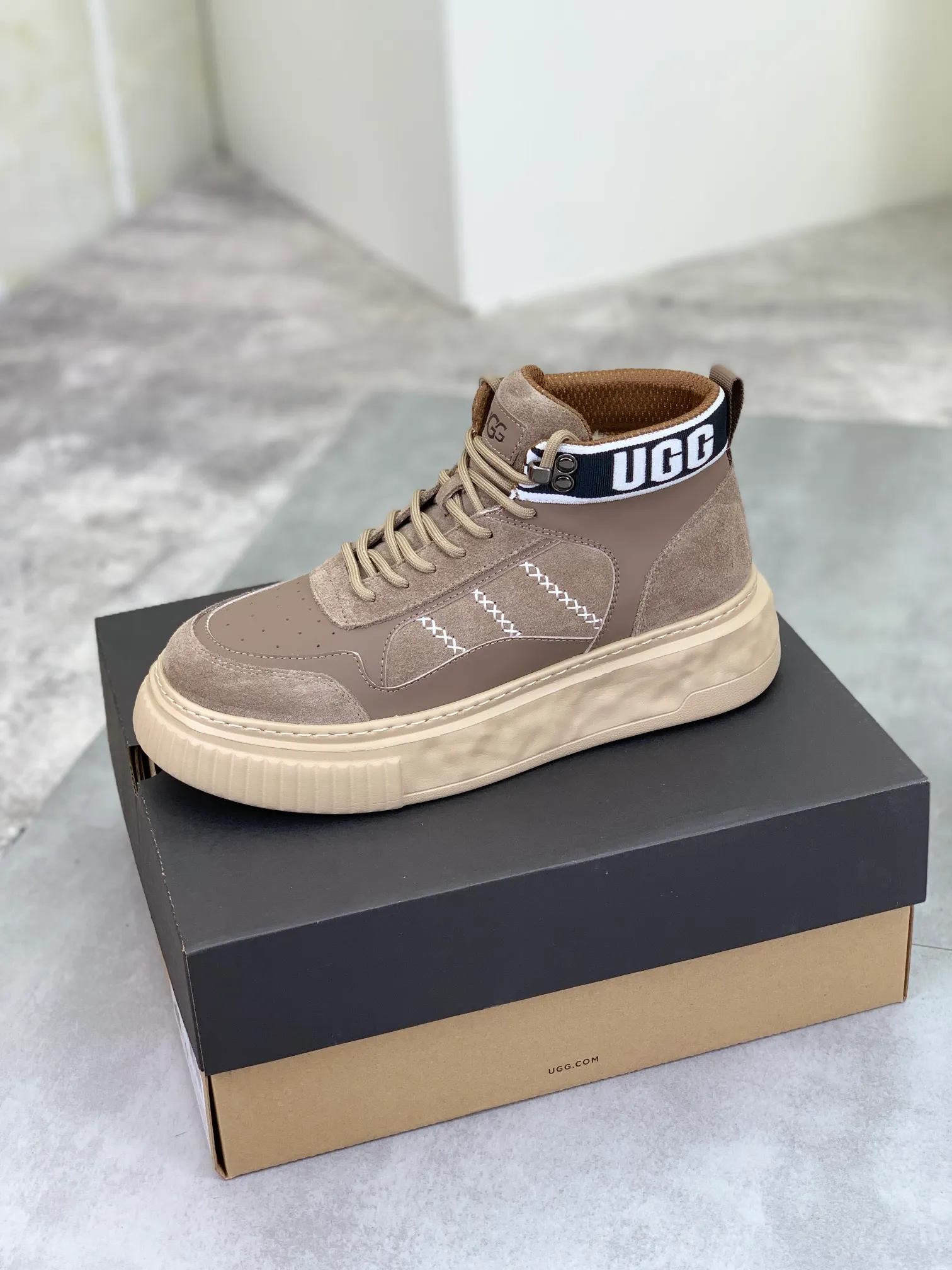 Men's shoes 💰P640 [New style] 💰 🆘 "Real wool" [UGG] 👉The popular men's shoes are synchronized with the official website 🔰The quality of the genuine products [satisfied] is not comparable to the imitations in the general market 🌀The upper is imported Italian frosted cowhide, and the lining is: foot pad 🅰️ grade 🐑Real wool👻Only Grade A can show the effect The hand feels smooth and delicate 🔱The shoe shape is grand, only genuine manufacturers can do it 🎄The perfect toughness of the original outsole 👻⬛️ can allow customers to bid farewell to one-time consumption. Real wool lining, super warm. Brown and gray available. Size: 39-44